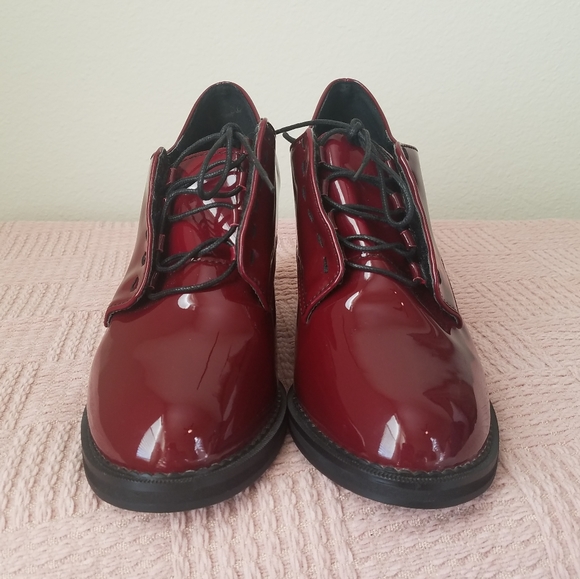 Italian brand Vero Cuoio Burgundy Oxford Patent Red Leather Booties - Picture 2 of 9
